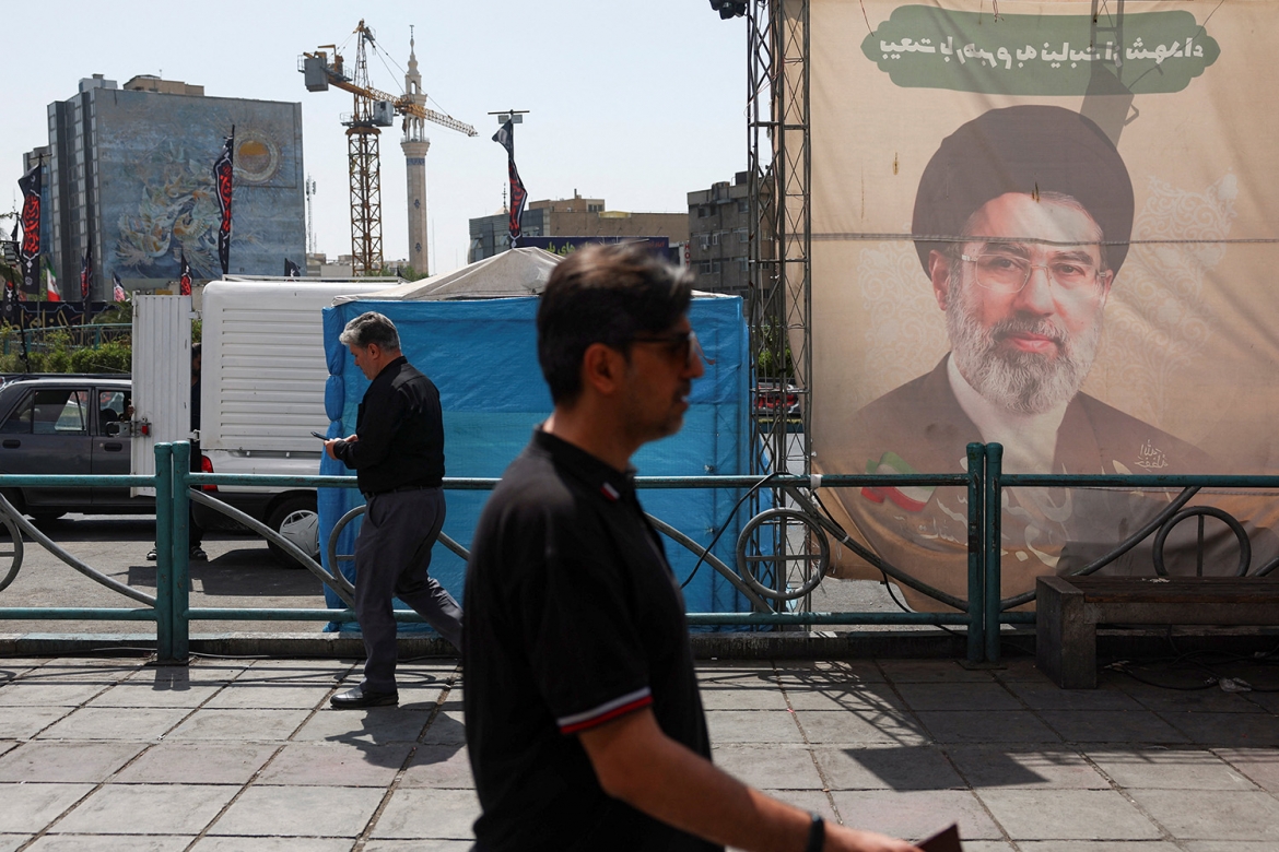 Người dân đi ngang qua tấm băng-rôn có hình Lãnh tụ Tối cao Iran Mojtaba Khamenei tại Tehran, Iran, ngày 17/6/2026. Ảnh: WANA/Reuters