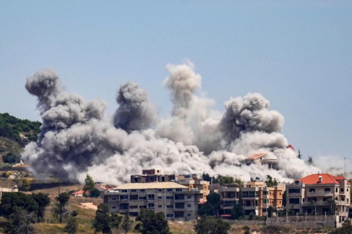 Khói bốc lên từ miền Nam Lebanon sau các cuộc không kích của Israel. Ảnh: Reuters