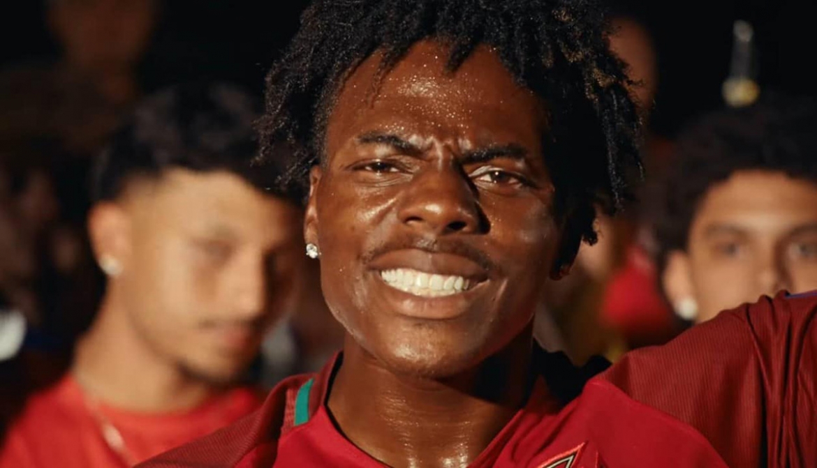 hàng triệu cổ động viên đang đồng loạt tạo chiến dịch kêu gọi FIFA trao thêm “đất diễn” cho World Cup (Champion). (Ảnh: cắt từ clip)