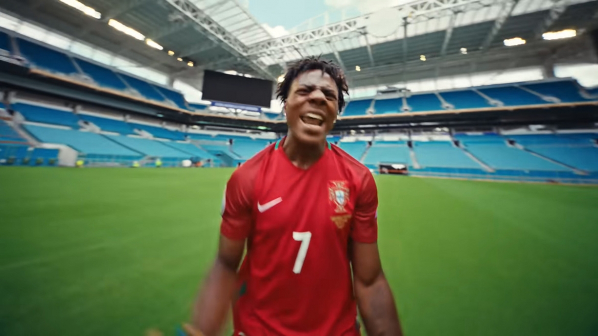 Các tài khoản chính thức của World Cup 2026 liên tục chia sẻ hình ảnh và lồng ghép giai điệu của anh. (Ảnh: cắt từ clip) 