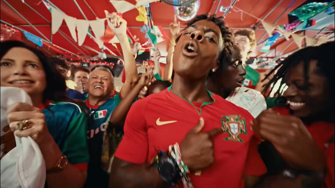 World Cup (Champions) lại sở hữu sự đầu tư cực kỳ nghiêm túc từ dàn producer tỷ view. (Ảnh: cắt từ clip)