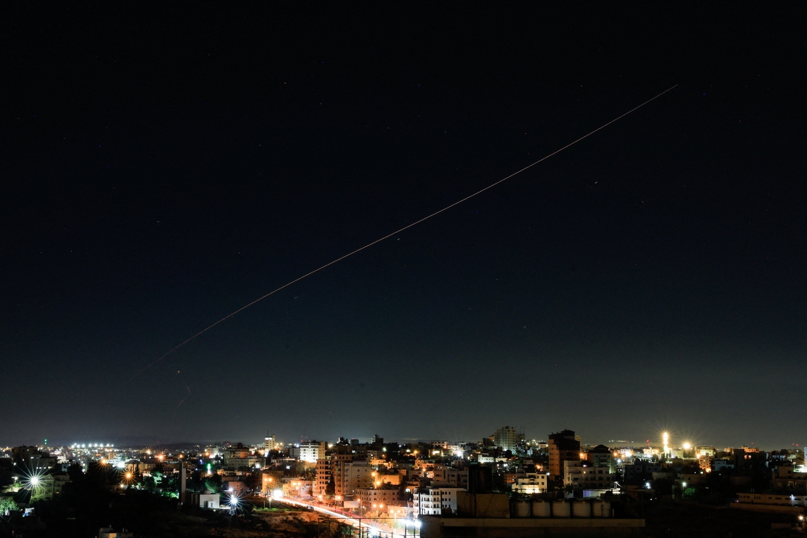 Tên lửa trên bầu trời Israel sau cuộc không kích của Iran. Ảnh: Reuters