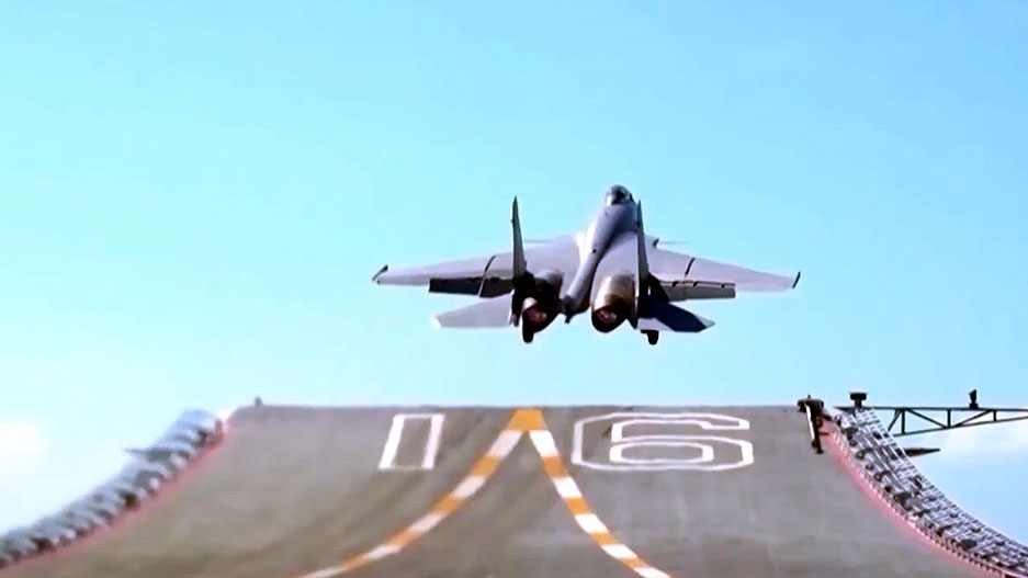 Tiêm kích J-15T được phóng từ tàu sân bay Liêu Ninh - Ảnh chụp màn hình từ video của CCTV