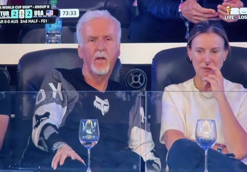 Đạo diễn của loạt phim Avatar và Titanic - James Cameron theo dõi một trận đấu tại World Cup 2026.
