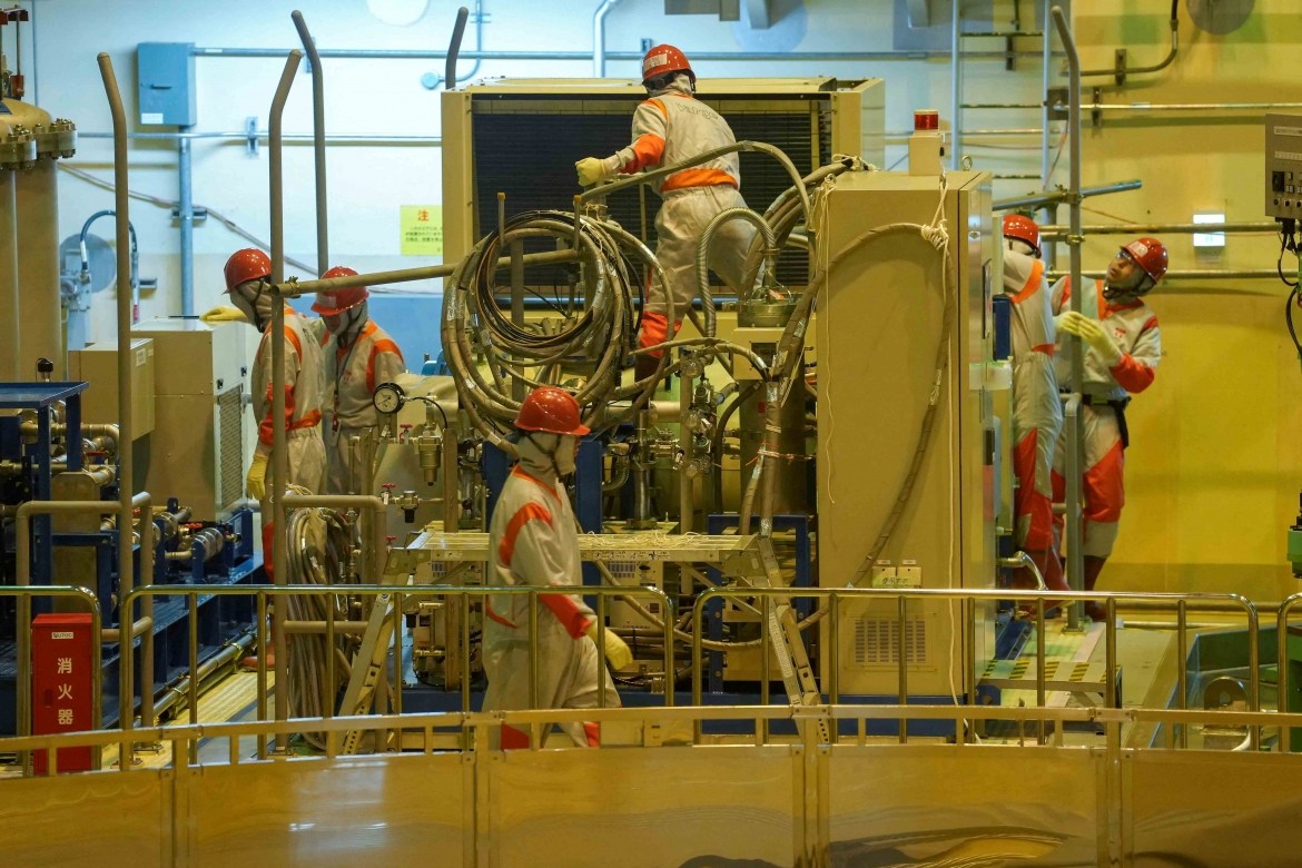 Nhân viên Công ty Điện lực Tokyo (Tepco) triển khai công việc tại nhà máy điện hạt nhân Kashiwazaki Kariwa, tỉnh Niigata (Ảnh: Reuters)