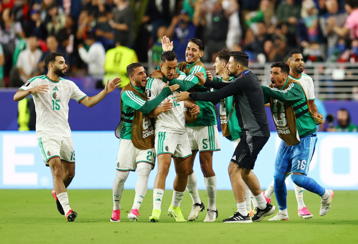Niềm vui của các cầu thủ Algeria sau bàn gỡ hoà (Ảnh: Reuters)