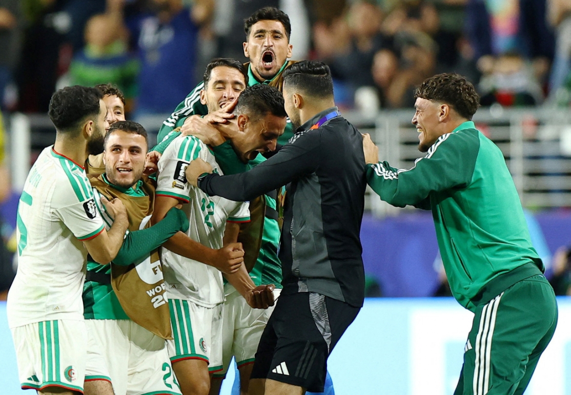 Gouiri ghi bàn thứ hai cho ĐT Algeria (Ảnh: Reuters)
