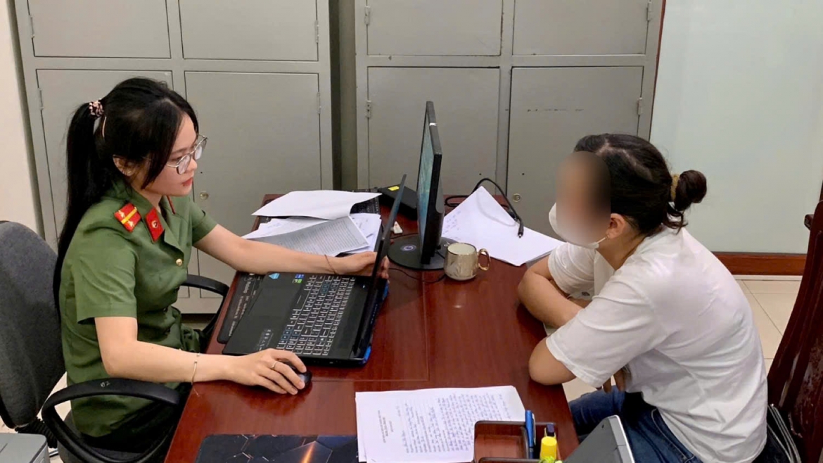 K.T.N (áo trắng) làm việc với cơ quan công an.