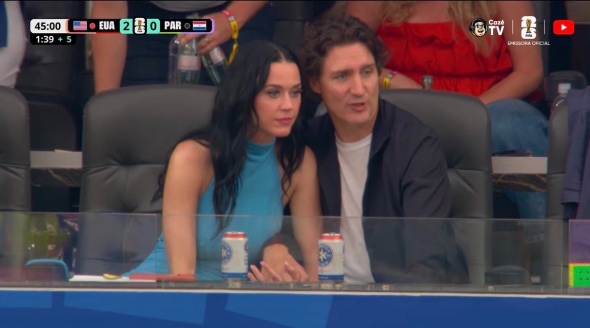 Ống kính truyền hình ghi lại hình ảnh Katy Perry ngồi cạnh ông Justin Trudeau trong lúc theo dõi sự kiện. (Ảnh: Instagram)
