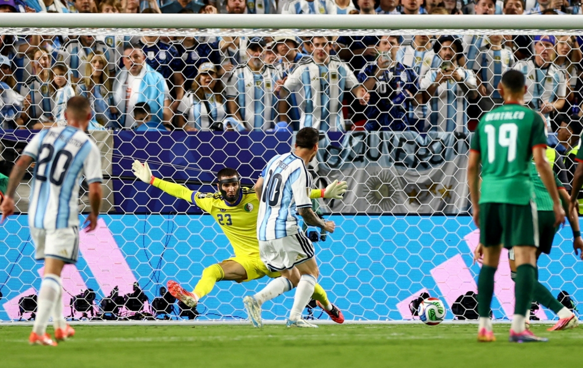 Messi đệm bóng cận thành ghi bàn cho Argentina. (Ảnh: Reuters)