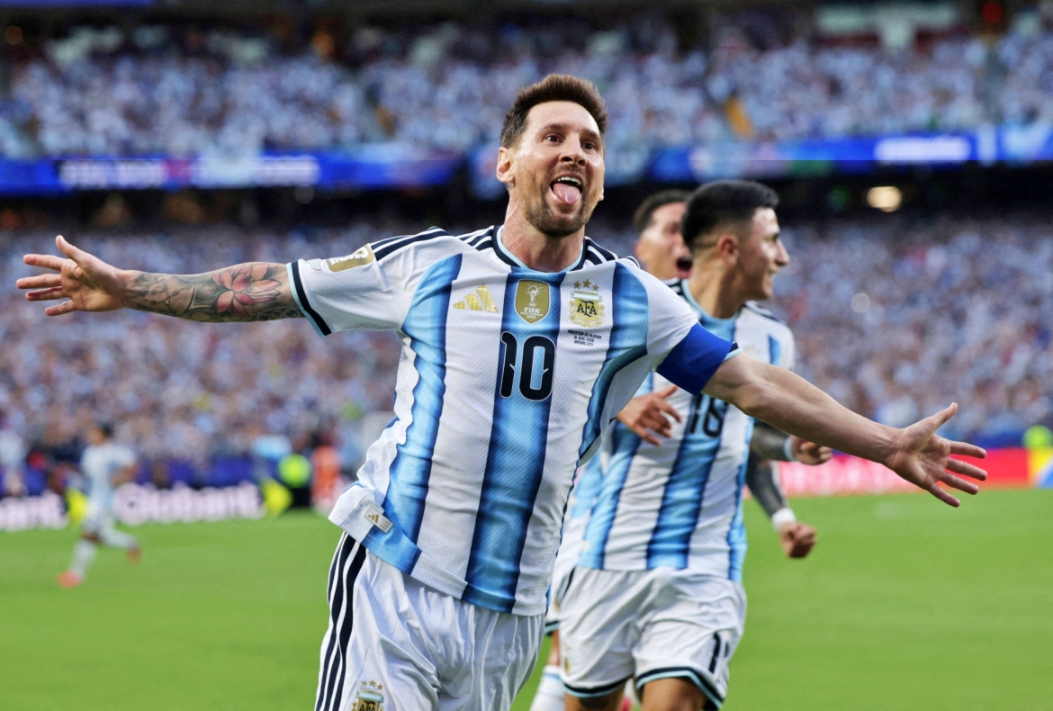Messi gọi, CR7 đáp lời? (Ảnh: Reuters)