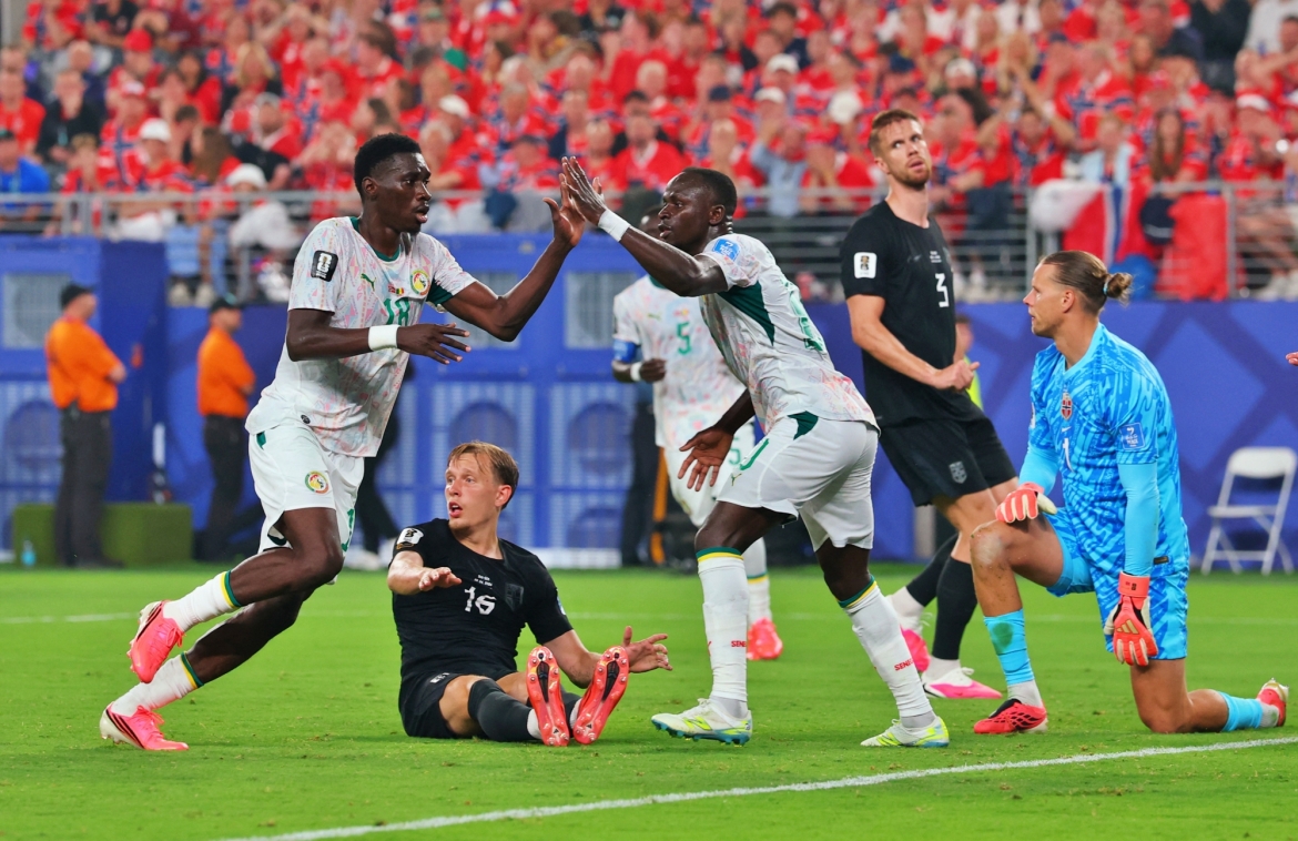 Ismaila Sarr có ngày thi đấu rất tốt với cú đúp bàn thắng nhưng không thể giúp Senegal thu về kết quả có lợi. (Ảnh: Reuters)