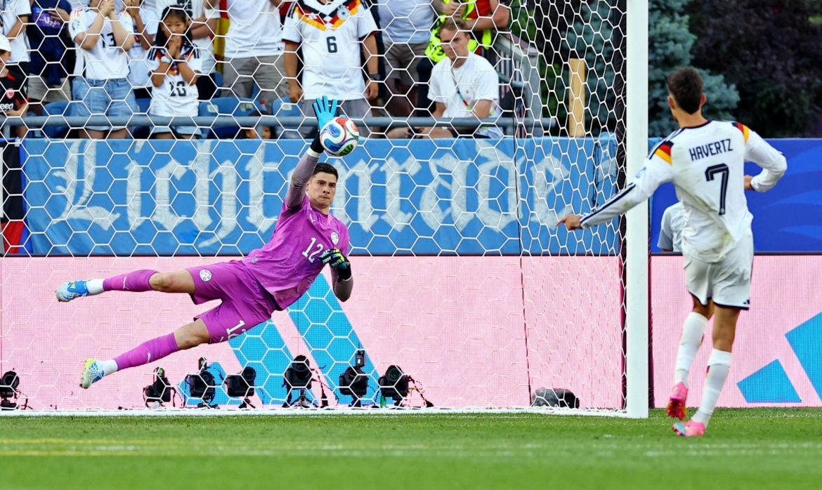 Orlando Gill chiến thắng Kai Havertz trên loạt sút luân lưu... (Ảnh: Reuters)