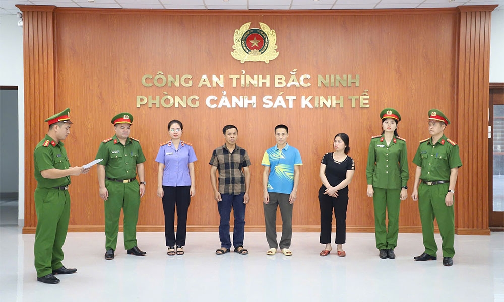 Công an tỉnh Bắc Ninh tống đạt quyết định khởi tố vụ án, khởi tố 3 bị can lần lượt từ phải sang trái: Lê Thị Hoan, Thân Văn Trưởng và Chu Trọng Hân