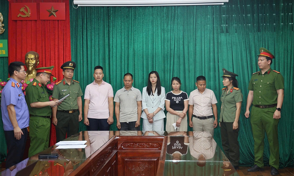 Cơ quan Cảnh sát điều tra Công an tỉnh Bắc Ninh tống đạt quyết định và lệnh đối với các đối tượng