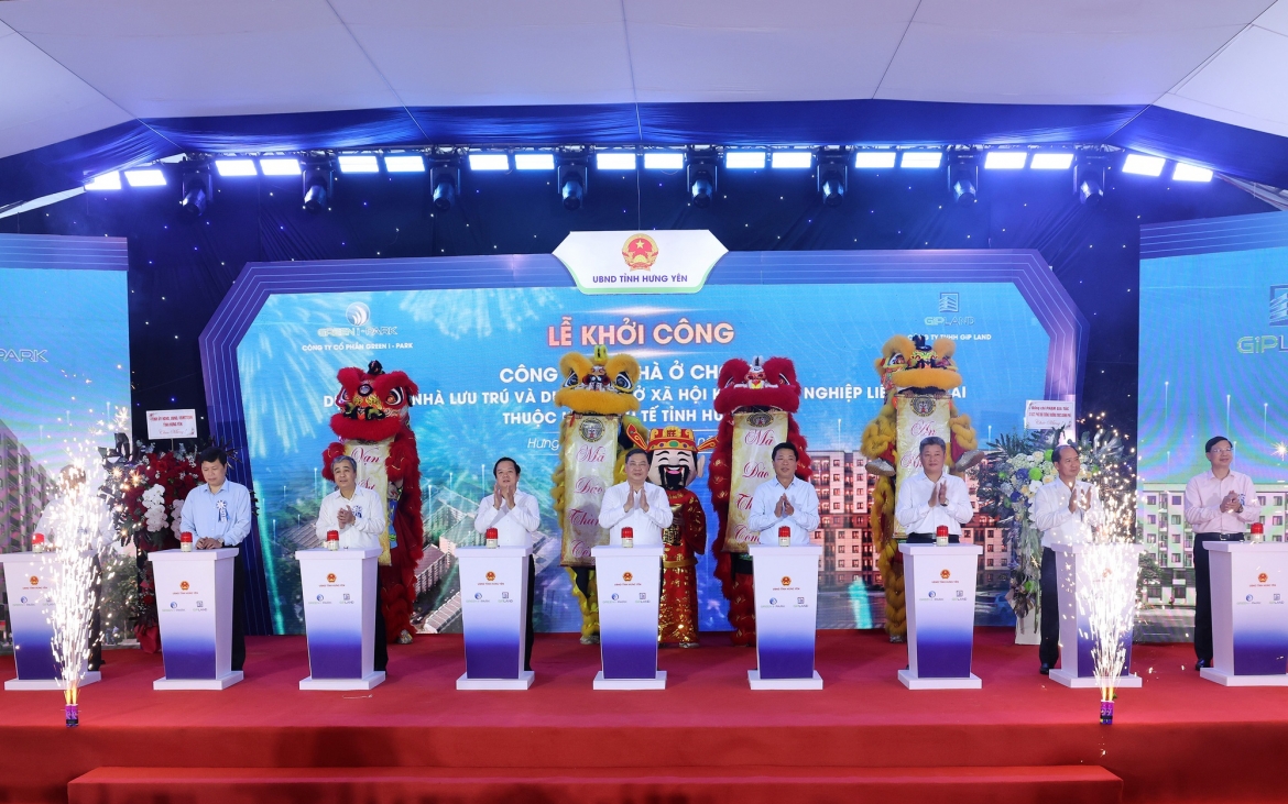 Phó Thủ tướng Thường trực Phạm Gia Túc và các đại biểu thực hiện nghi thức khởi công Dự án đầu tư xây dựng Khu nhà ở xã hội phục vụ công nhân, người lao động Khu công nghiệp Liên Hà Thái. Ảnh: VGP/Phương Nguyên