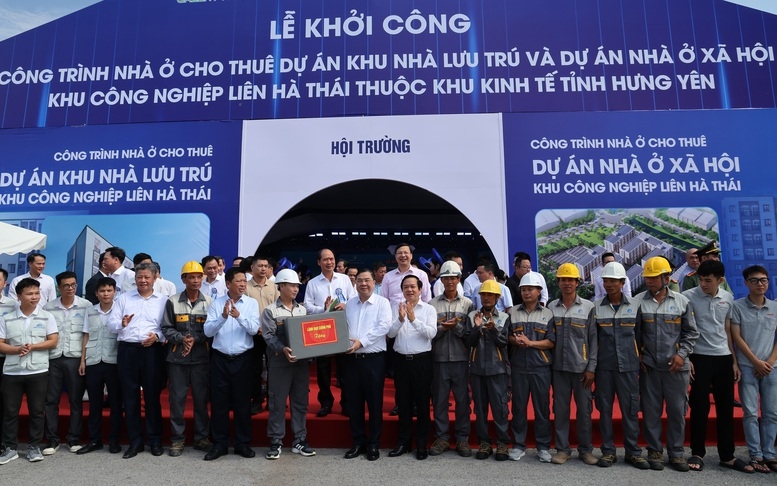 Phó Thủ tướng Thường trực Phạm Gia Túc tặng quà công nhân tại công trường xây dựng Khu nhà ở xã hội tại Khu công nghiệp Liên Hà Thái. Ảnh: VGP/Phương Nguyên