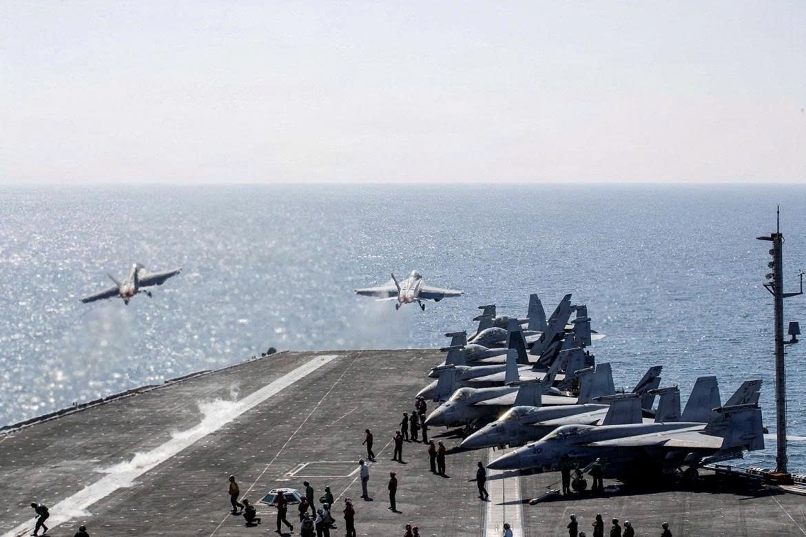 Hai tiêm kích F/A-18 Super Hornet cất cánh từ boong tàu sân bay lớp Nimitz USS Abraham Lincoln của Hải quân Mỹ, hỗ trợ chiến dịch tấn công Iran mang tên Epic Fury, tại một địa điểm không được tiết lộ ngày 3/3/2026. Ảnh minh họa: Hải quân Mỹ/Reuters