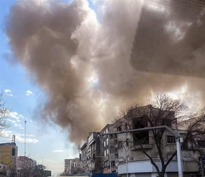 Khói bốc lên sau các vụ oanh tạc của lực lượng Mỹ - Israel nhằm vào Tehran (Iran) ngày 28/2/2026 (Ảnh: ANI/TTXVN)