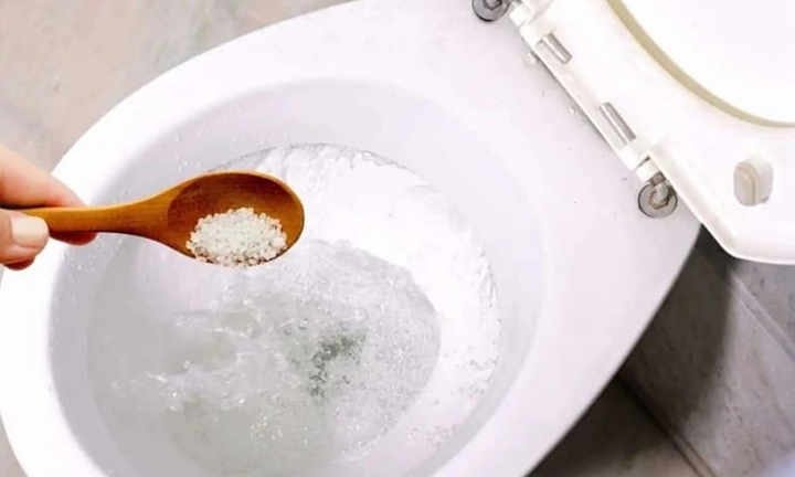 Baking soda có khả năng hấp thụ mùi hôi, trong khi giấm trắng giúp làm sạch cặn bẩn và hạn chế sự phát triển của vi khuẩn. (Ảnh minh họa)