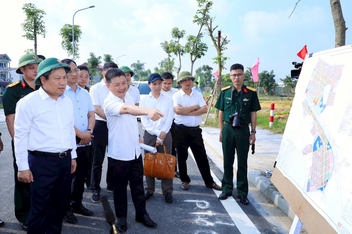 Chủ tịch UBND TP Hà Nội Vũ Đại Thắng nghe báo cáo về tình hình triển khai Dự án đầu tư Khu đô thị đa mục tiêu tại xã Thư Lâm, Đông Anh. Ảnh: Viết Thành