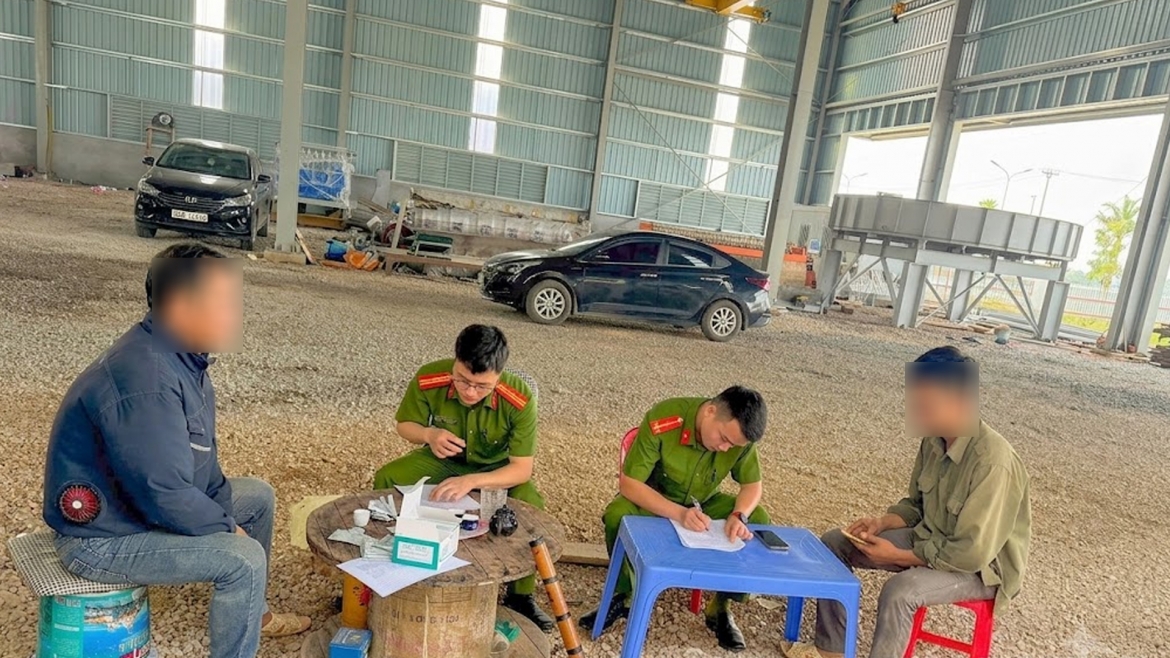 Công an thực hiện kiểm tra ma túy cho công nhân, người lao động tại cụm công nghiệp