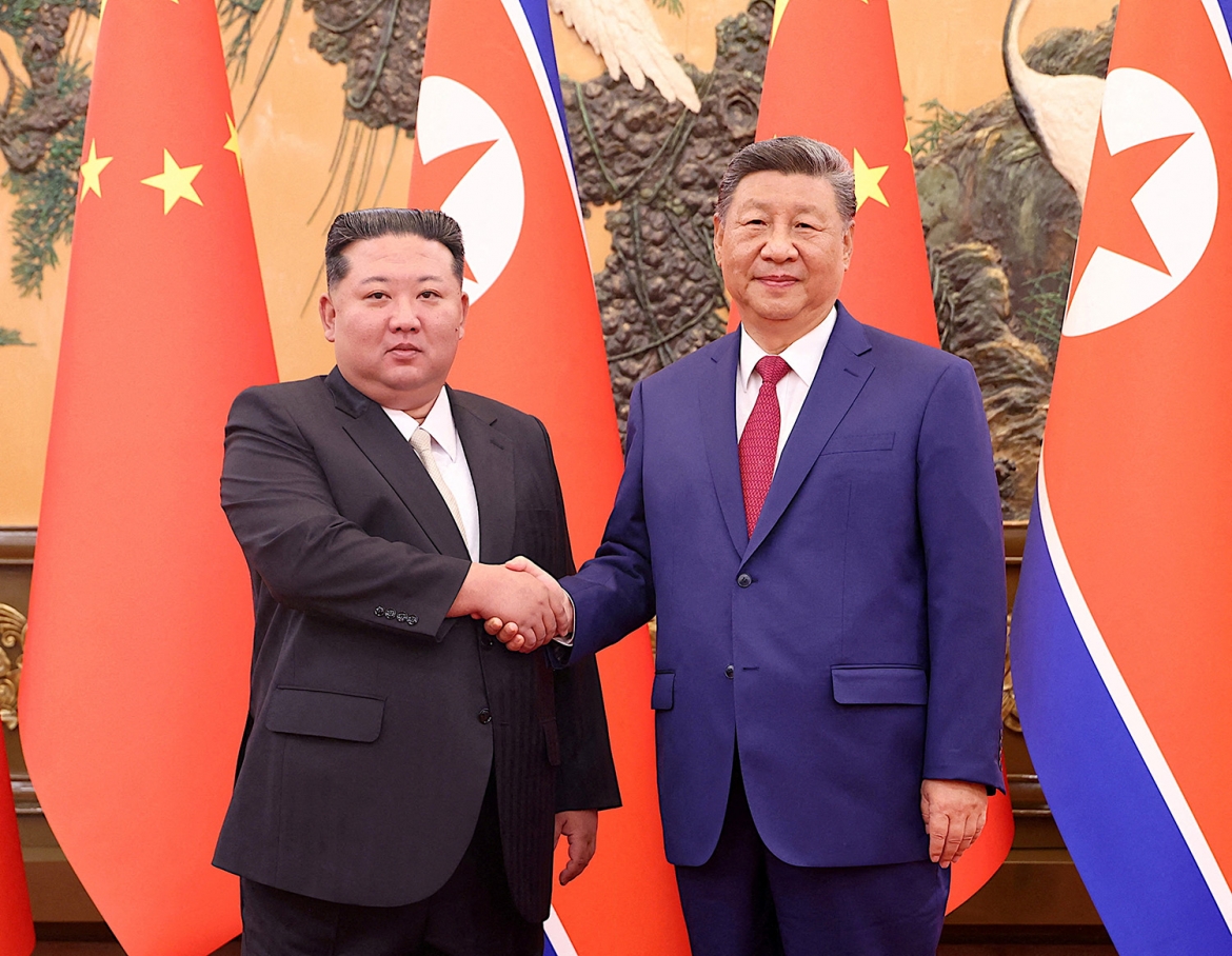 Chủ tịch Trung Quốc Tập Cận Bình tiếp đón nhà lãnh đạo Triều Tiên Kim Jong Un tới dự lễ duyệt binh tại Bắc Kinh, tháng 9/2025. Ảnh: Tân Hoa xã