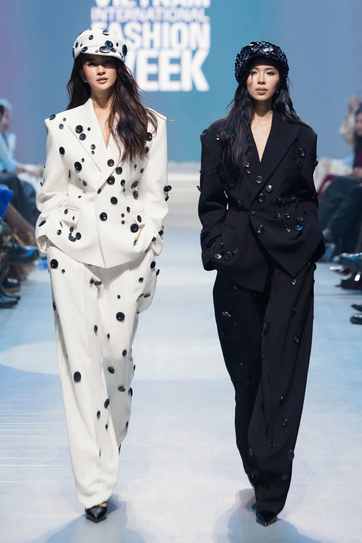 Kim Tuyến lần đầu catwalk cùng “bạn gái tin đồn” Đồng Ánh Quỳnh.