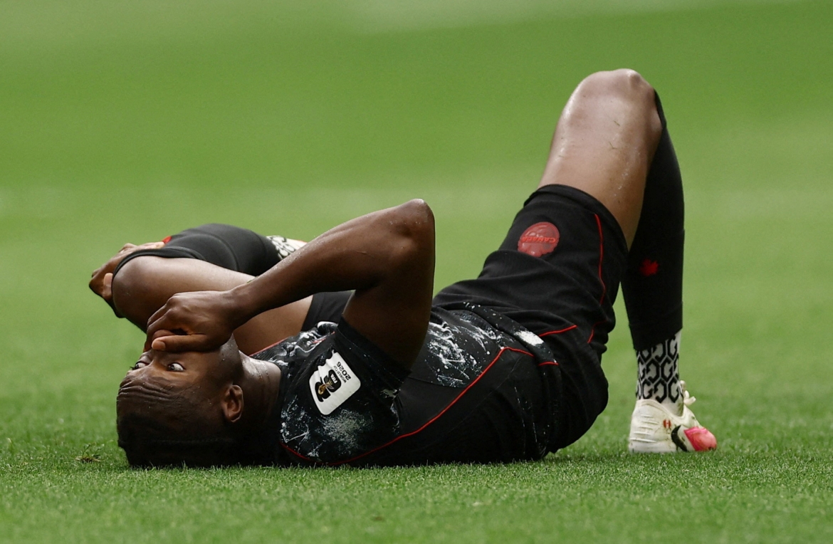 Tiền vệ Ismael Kone của Canada đã dính chấn thương gãy chân kinh hoàng trong trận gặp Qatar tại bảng B World Cup 2026.