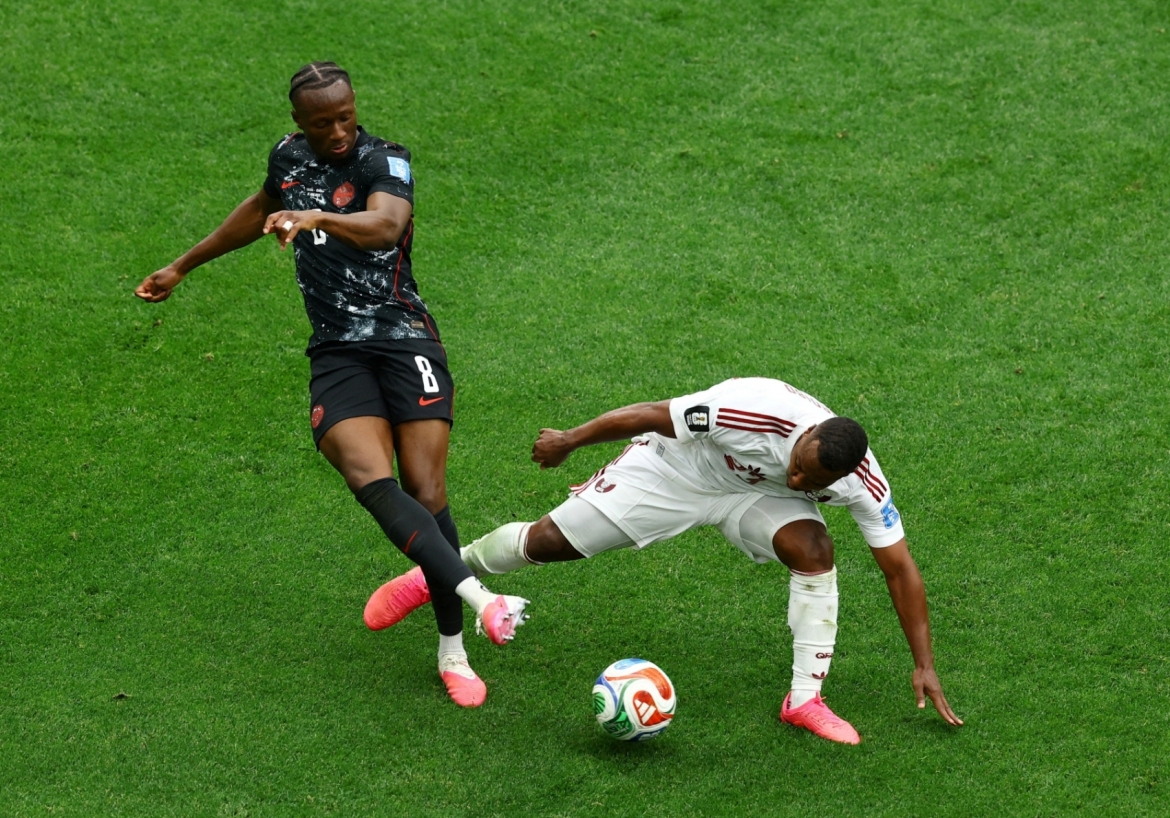 Ismael Kone bị gãy chân sau pha va chạm rất mạnh với Assim Madibo ở phút 53.