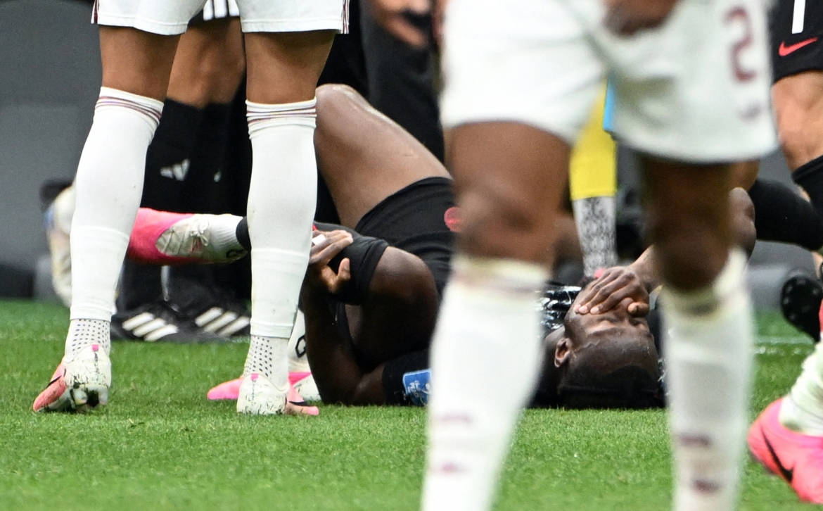 Ismael Kone gục xuống sân đau đớn sau pha va chạm này.