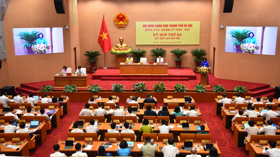 Chủ tịch HĐND thành phố Hà Nội Phùng Thị Hồng Hà phát biểu khai mạc kỳ họp thứ 3.