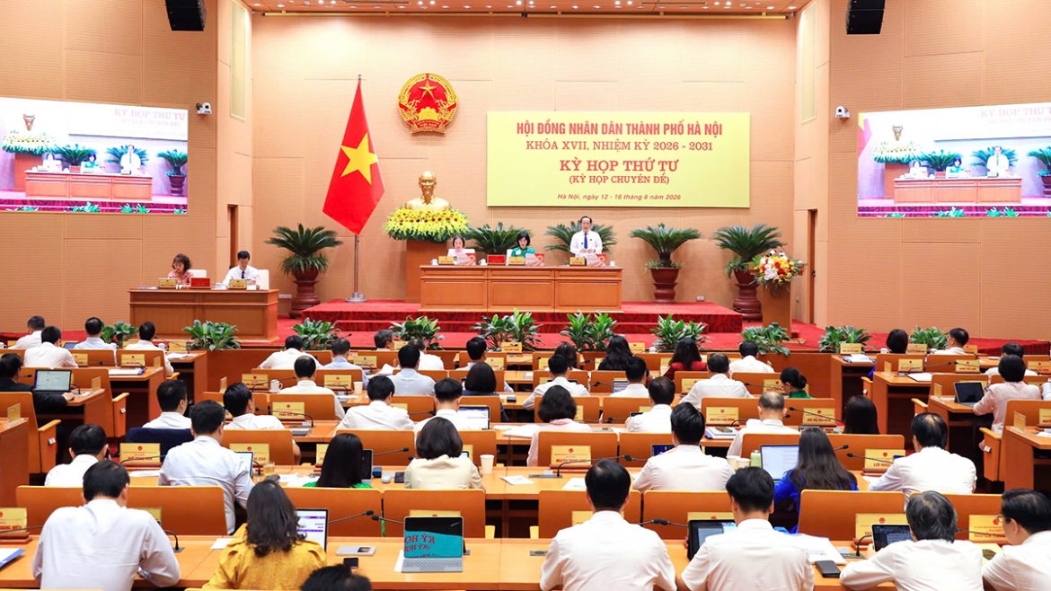 Kỳ họp thứ tư (kỳ họp chuyên đề), hoàn thành toàn bộ chương trình làm việc và thông qua 54 nghị quyết