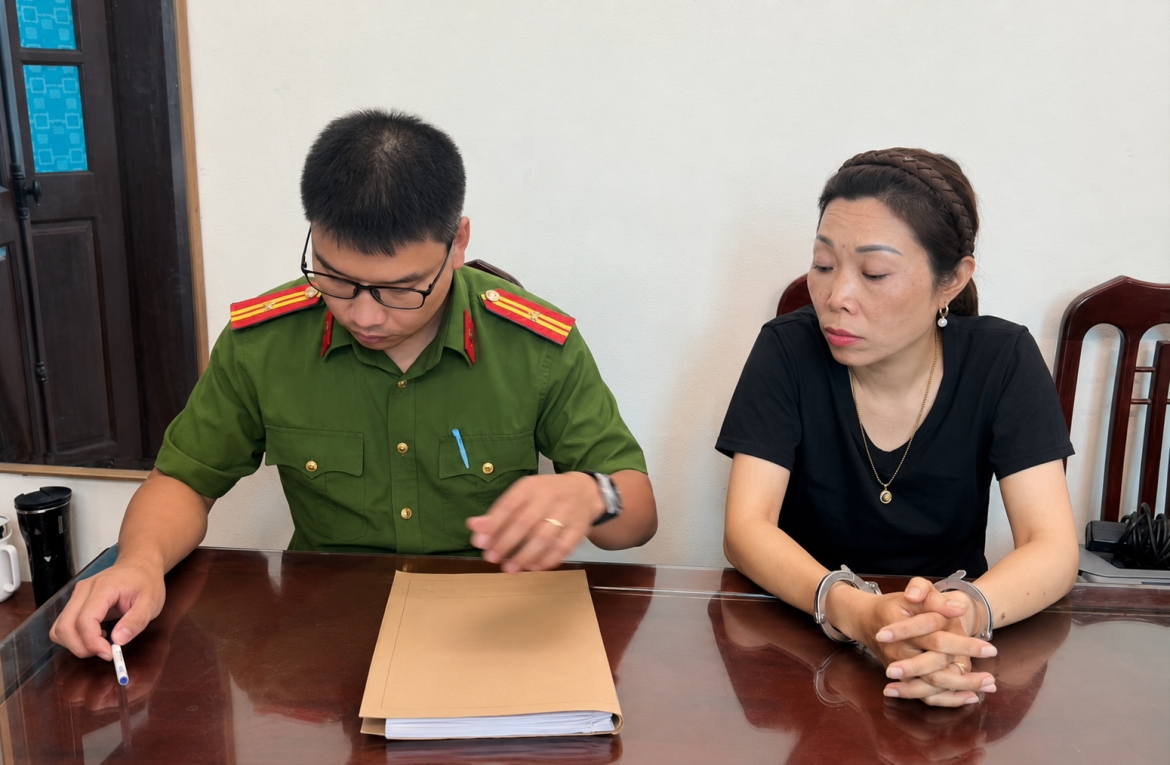 Đối tượng Trần Thị Oanh tại cơ quan công an (Ảnh: Công an Ninh Bình cung cấp)