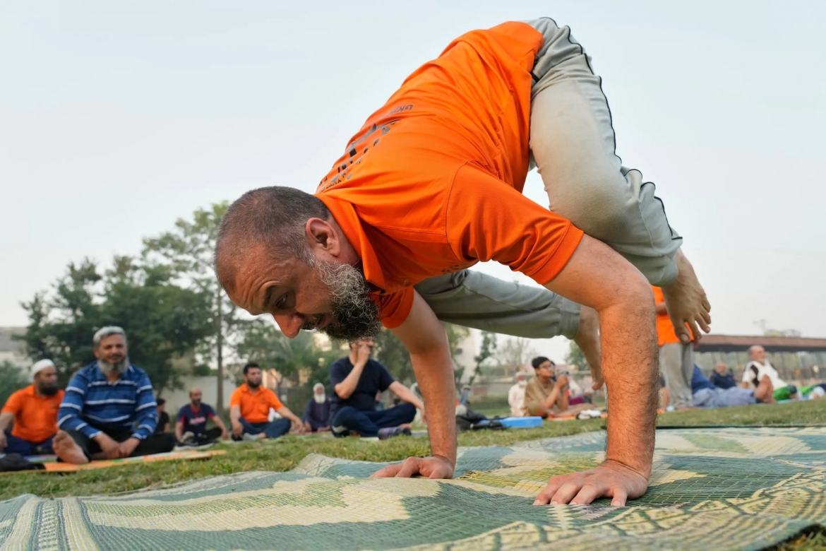 Theo các nghiên cứu khoa học, thực hành yoga mang lại giá trị cốt lõi là giúp giảm căng thẳng, cải thiện vóc dáng, tăng sự dẻo dai và chữa lành các bệnh lý mạn tính. Đây là phương pháp rèn luyện toàn diện, phù hợp với mọi thể trạng. Một người dân thành phố Lahore, thủ phủ tỉnh Punjab, Pakistan - quốc gia láng giềng của Ấn Độ thực hành yoga trong ngày 21/6 (Ảnh: AP)