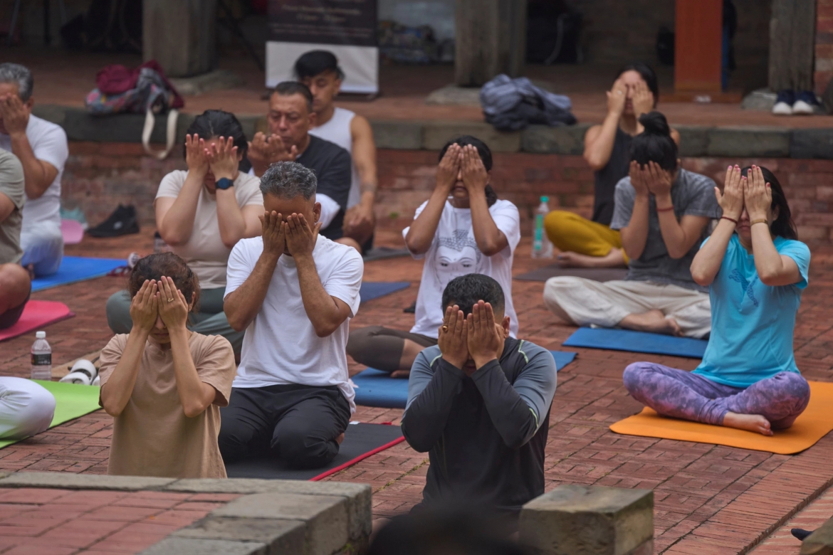 Giờ đây, yoga còn được coi là phương tiện để kết nối các nền văn hóa, chủng tộc, ngôn ngữ trên khắp hành tinh. Người dân tại thành phố Lalitpur, Nepal cùng thực hành yoga trong ngày 21/6 (Ảnh: AP)