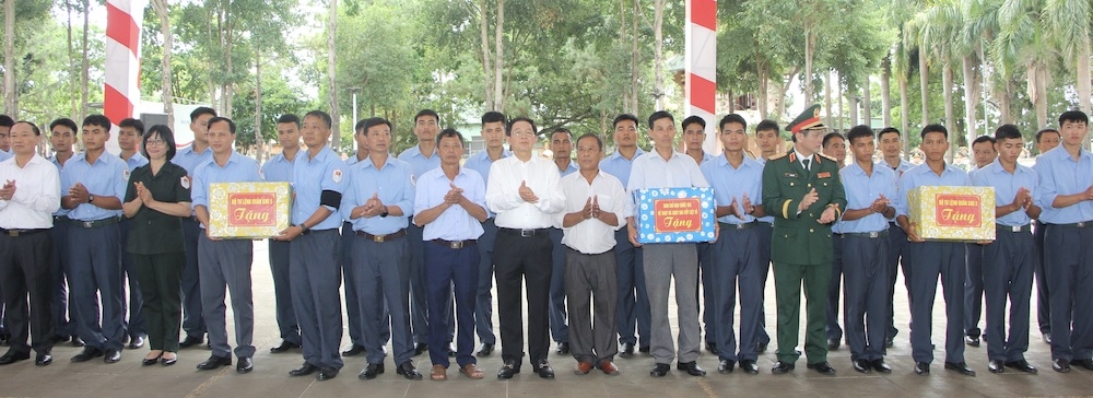 Phó Thủ tướng tặng quà, động viên Đội K52.