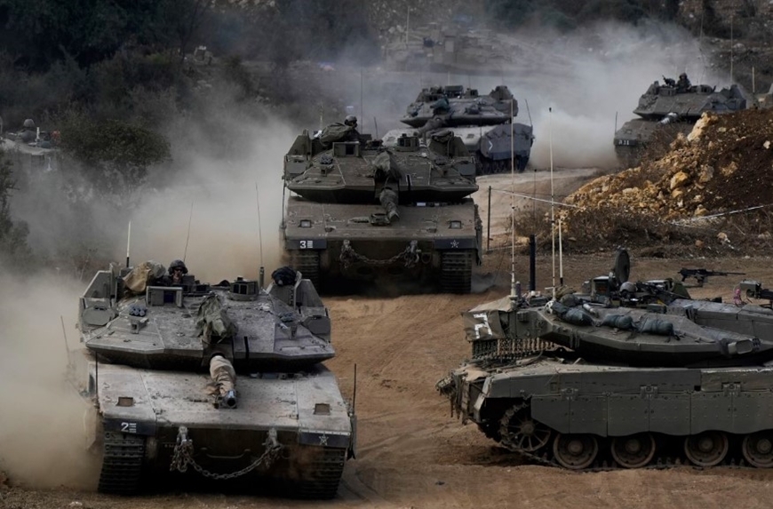 Xe tăng của quân đội Israel di chuyển ở gần biên giới với Lebanon. Ảnh: AP