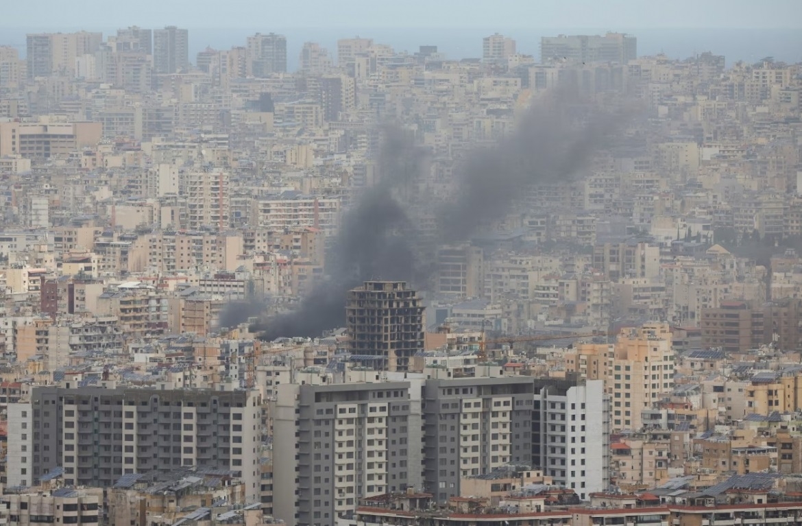 Khói bốc lên từ vùng ngoại ô phía nam thủ đô Beirut của Lebanon sau một cuộc tấn công của Israel (Ảnh: Reuters)