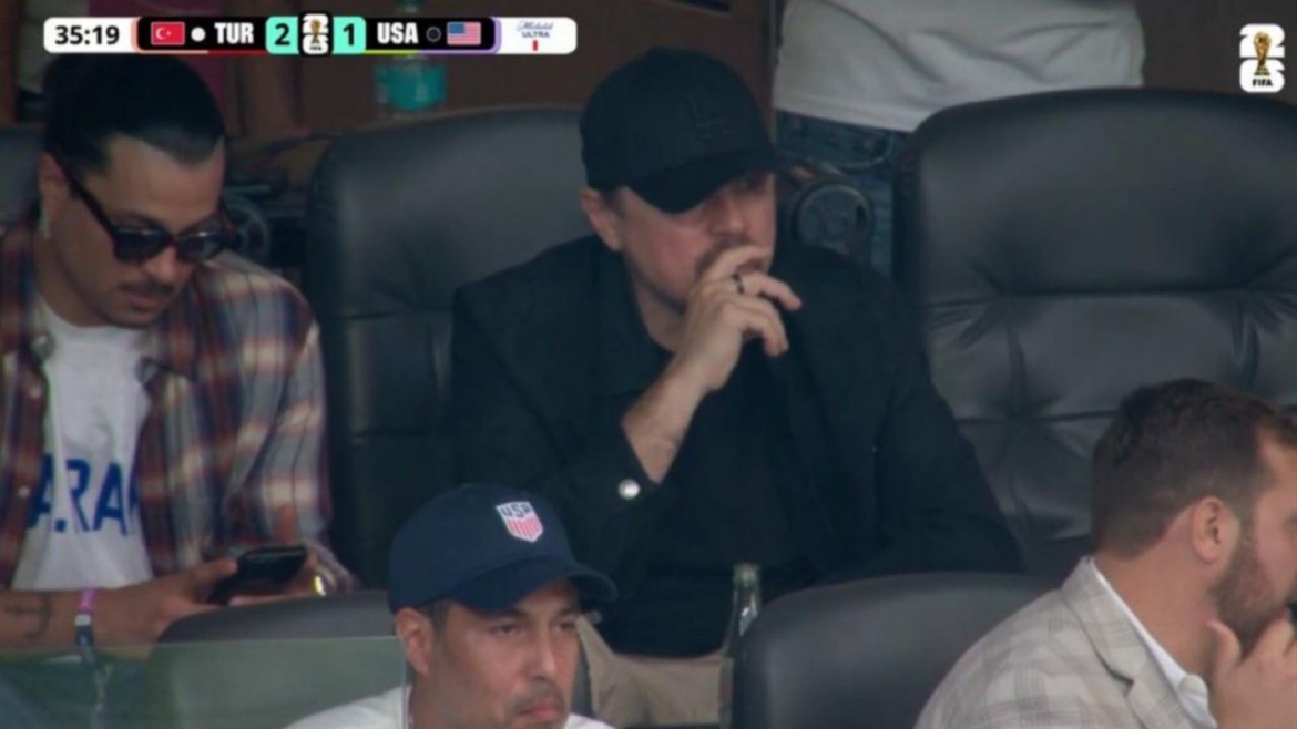 Leonardo DiCaprio thu hút sự chú ý khi xuất hiện trên khán đài World Cup 2026.