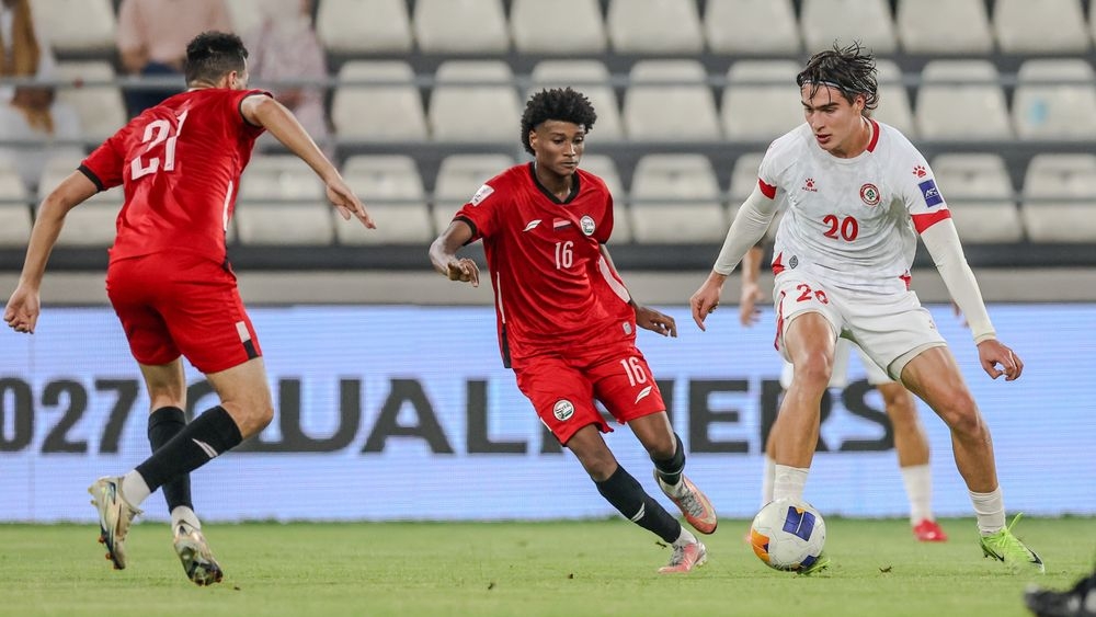 ĐT Lebanon (áo trắng) và ĐT Yemen (áo đỏ) sẽ tranh tấm vé cuối cùng dự Asian Cup 2027. (Ảnh: AFC)