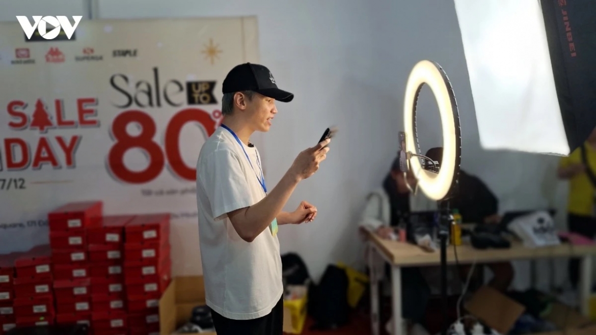 Livestream bán hàng trên không gian mạng đang là xu thế kinh doanh.