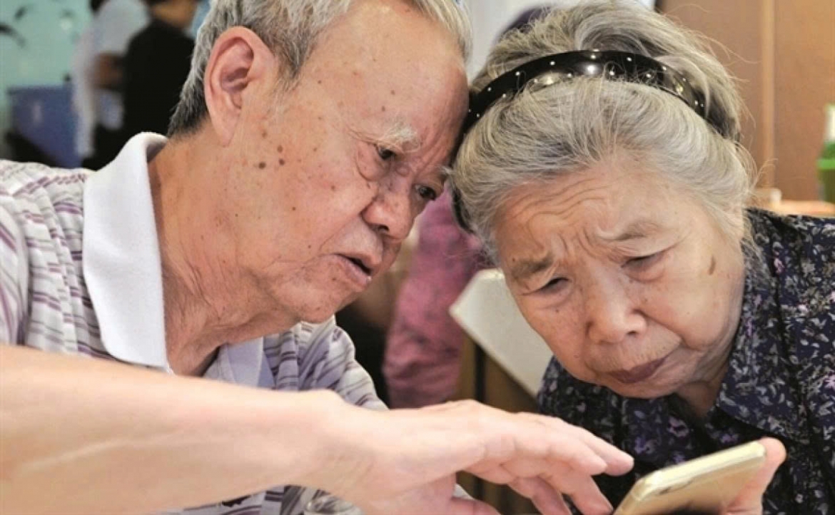 Theo PGS.TS Phạm Mạnh Hà, sự hiện diện của gia đình và những kết nối cộng đồng là “lá chắn” bền vững giúp người cao tuổi tránh xa các chiêu trò lừa đảo (ảnh minh họa)