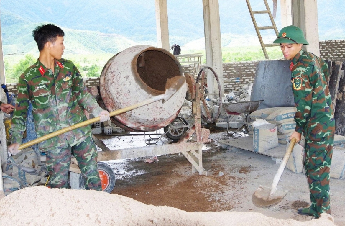 Bộ đội tham gia xây trường học ở A Lưới