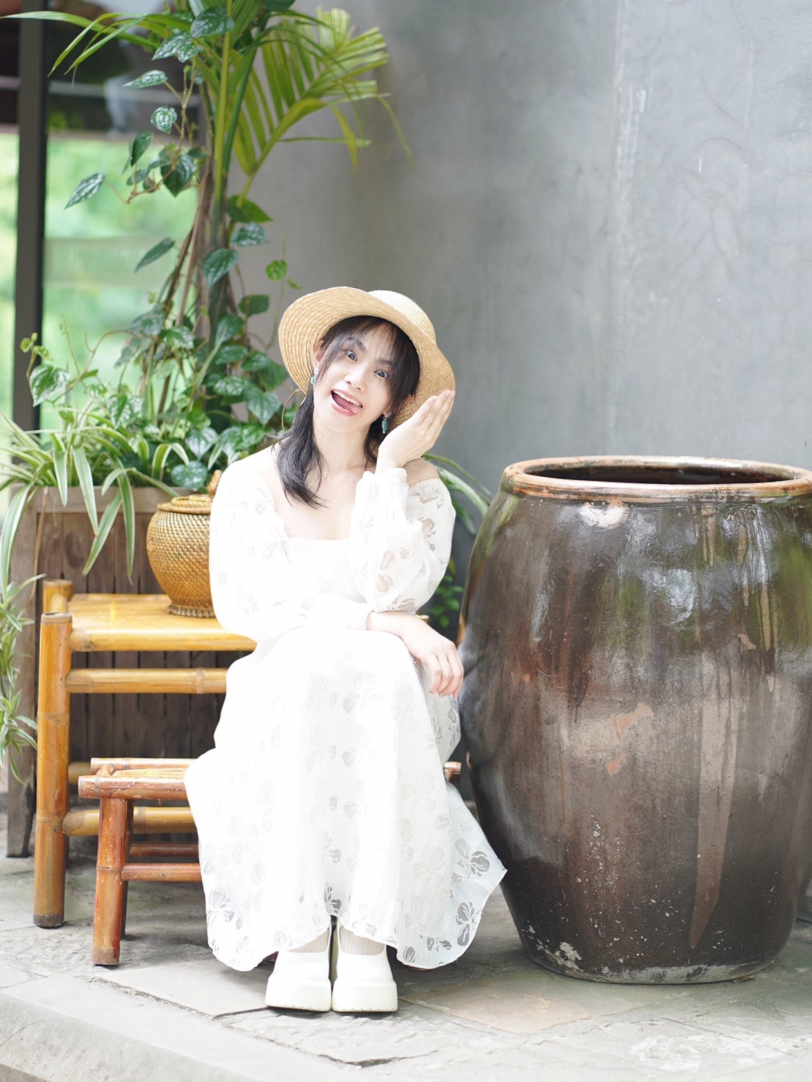 Lương Bích Hữu gây thích thú với hình ảnh trẻ trung cùng dòng trạng thái hài hước: “Hạ Chí thì mình ngồi kế lu cho mát”.