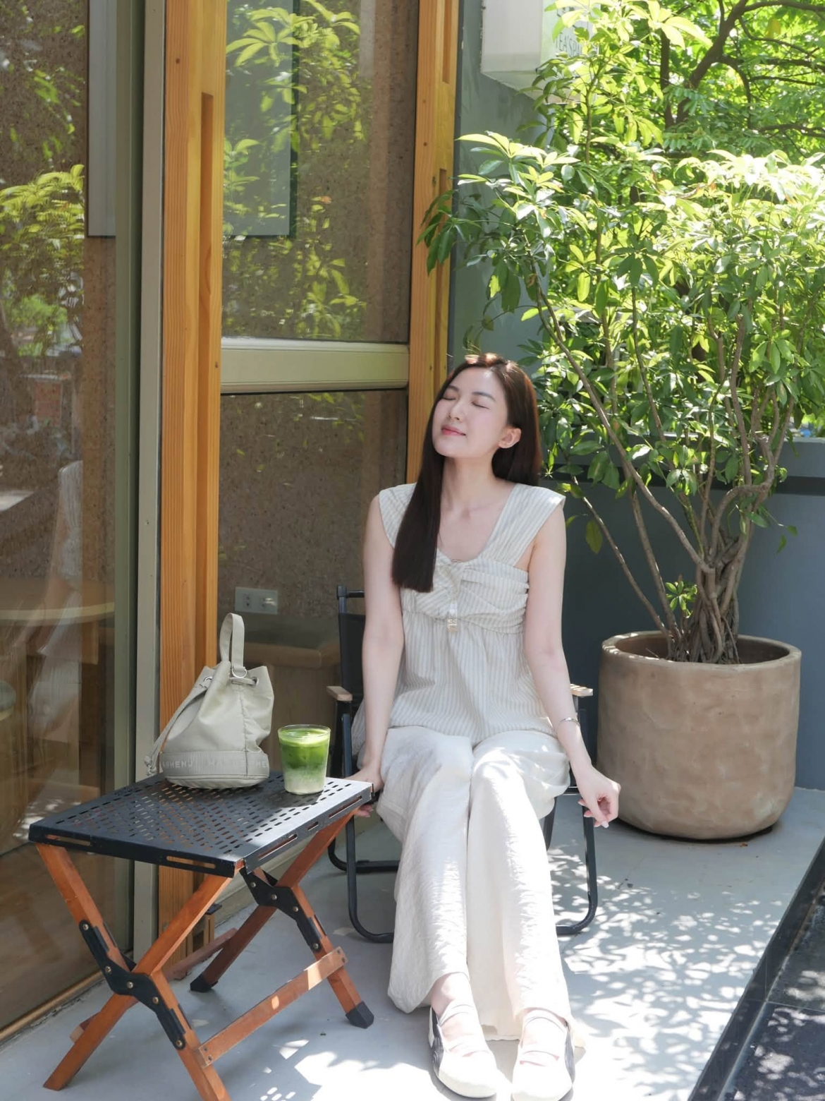 Lương Thanh ghi điểm với hình ảnh dịu dàng, nữ tính. Cô đính kèm câu thơ đầy chất thơ: “Tóc ngang lưng, vừa chừng em bới. Để chi dài, bối rối lòng anh”.