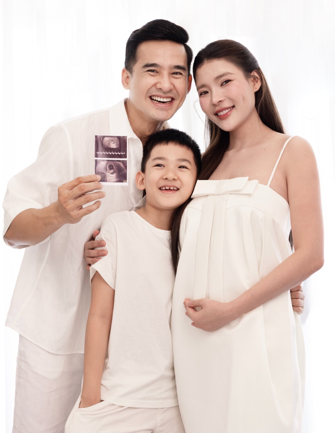 Ngoài đời, nam diễn viên có cuộc hôn nhân hạnh phúc với Thúy Diễm