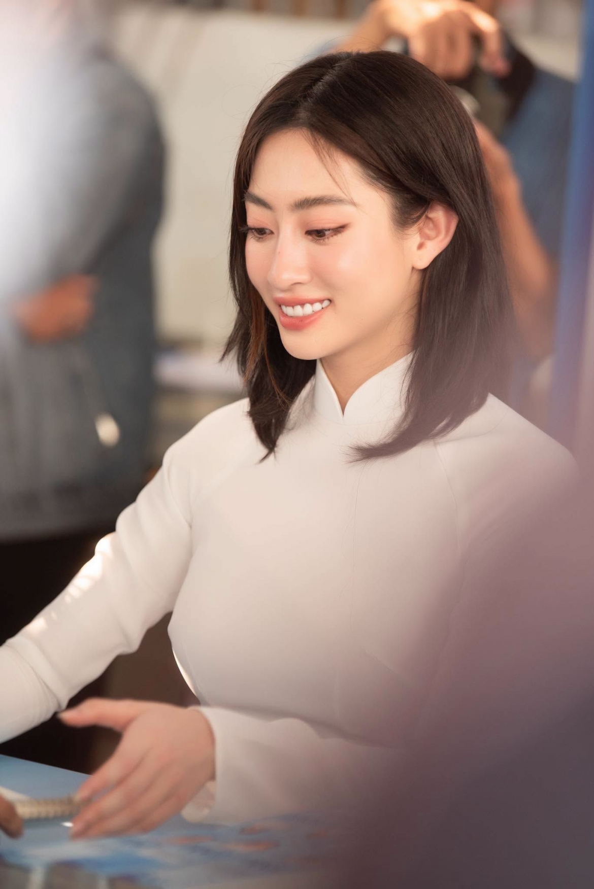 Trong ngày nhiều sĩ tử bước vào kỳ thi quan trọng, Lương Thùy Linh khoe hình ảnh trong tà áo dài trắng thanh xuân và gửi lời động viên: "Tự tin và làm bài thật tốt nha các sĩ tử ơiii".