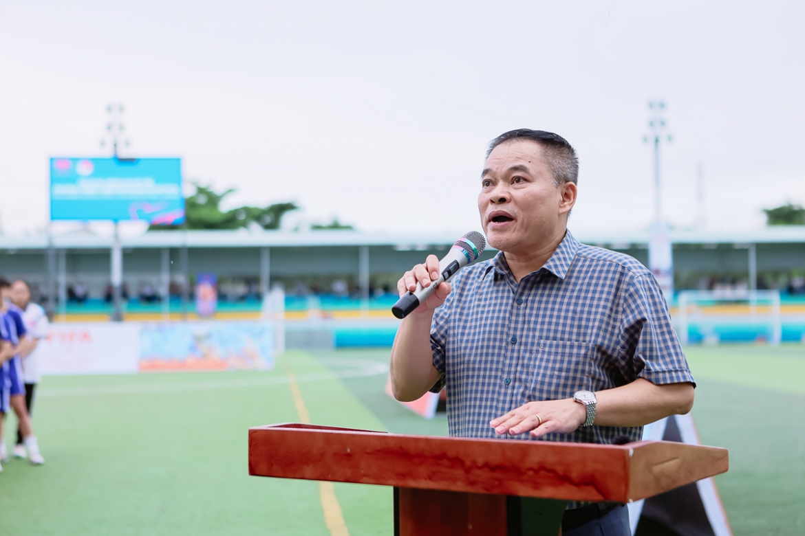 Ông Lưu Quang Điện Biên – Trưởng phòng Bóng đá phong trào và các tổ chức thành viên VFF phát biểu khai mạc.(Ảnh: VFF)