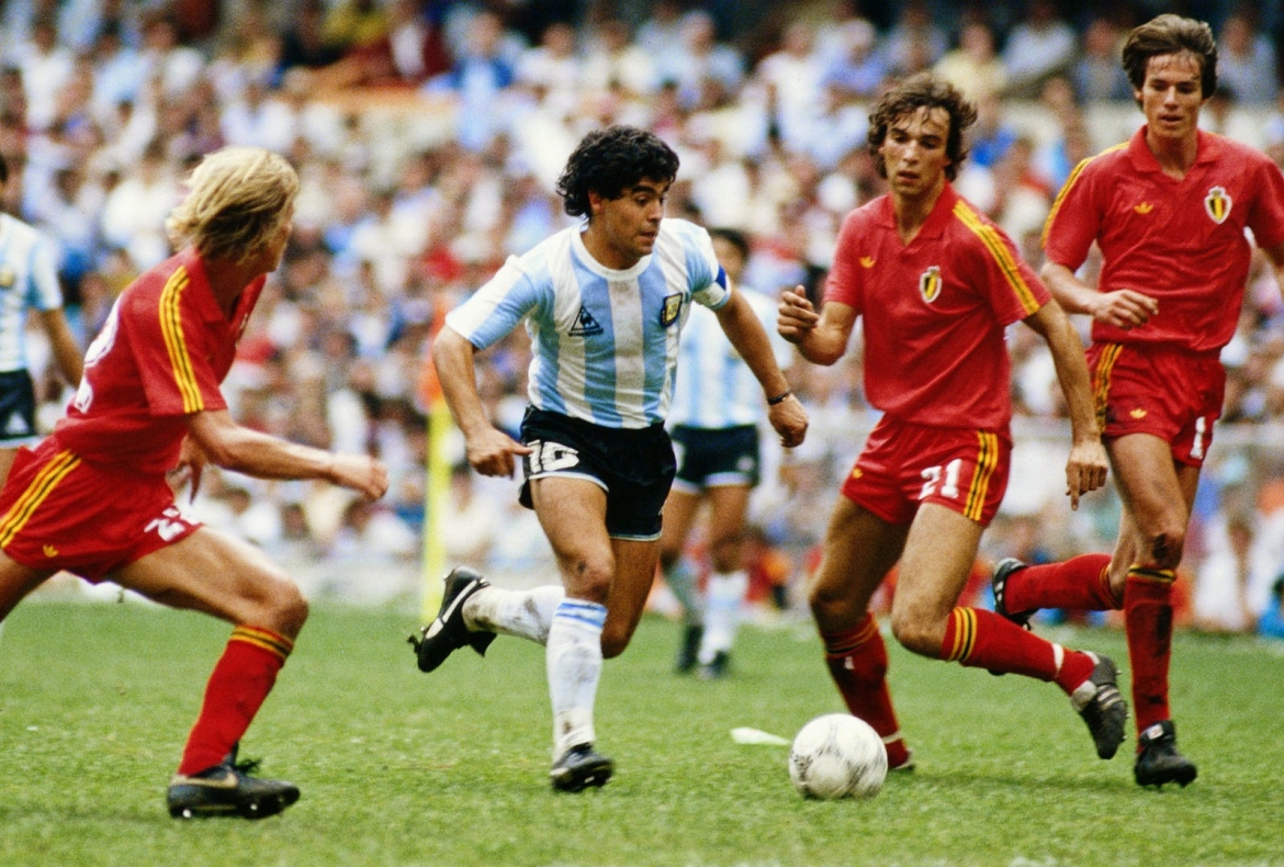 Với vóc dáng nhỏ bé nhưng tài năng phi thường, Maradona đã truyền cảm hứng cho nhiều thế hệ cầu thủ trên khắp thế giới.